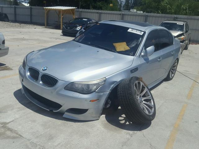 WBSNB935X8CX07993 - 2008 BMW M5 SILVER photo 2