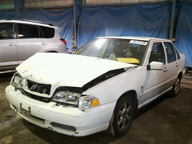 YV1LS55A3X1603609 - 1999 VOLVO S70 WHITE photo 2