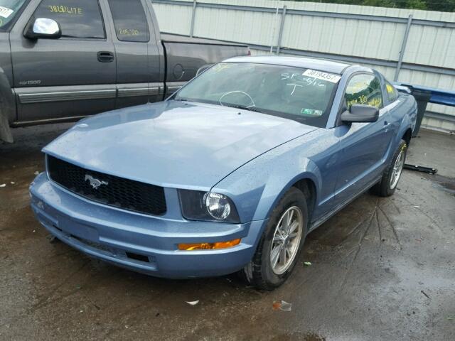 1ZVFT80N255161999 - 2005 FORD MUSTANG BLUE photo 2