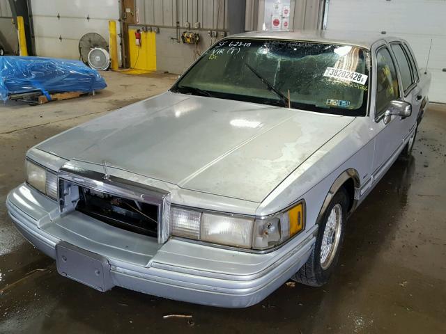 1LNLM83WXNY661152 - 1992 LINCOLN TOWN CAR C SILVER photo 2