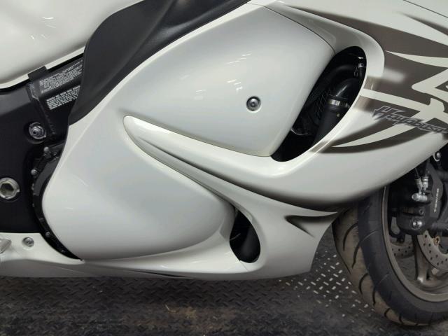 JS1GX72A3B2103410 - 2011 SUZUKI GSX1300 R WHITE photo 5