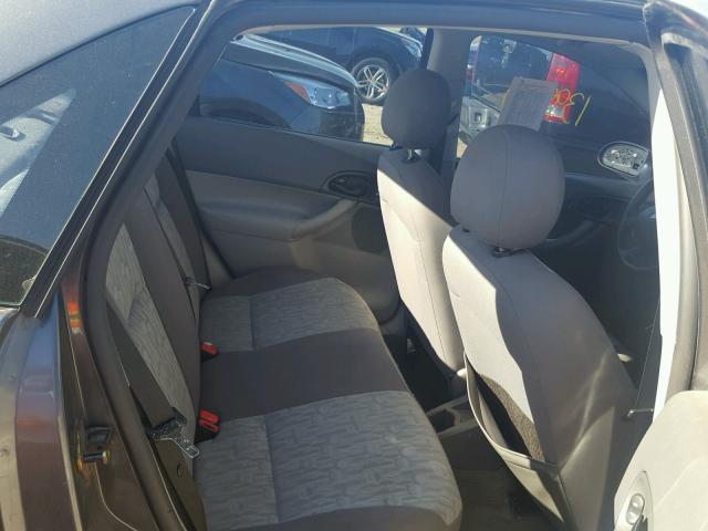 1FAFP34N65W138133 - 2005 FORD FOCUS ZX4 GRAY photo 6