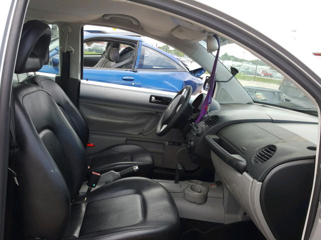 3VWCB21C42M410311 - 2002 VOLKSWAGEN NEW BEETLE ვერცხლისფერი ფოტო 5