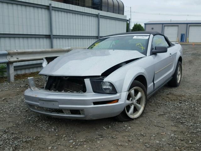 1ZVFT84N175264568 - 2007 FORD MUSTANG SILVER photo 2