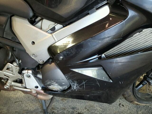 JH2RC46156M800338 - 2006 HONDA VFR800 BLACK photo 5