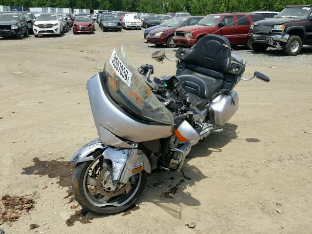 1HFSC47H09A803939 - 2009 HONDA GL1800 SILVER photo 2