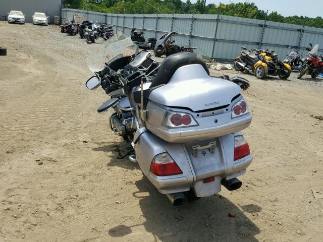 1HFSC47H09A803939 - 2009 HONDA GL1800 SILVER photo 3