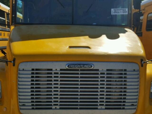 4UZAAXAK92CJ98942 - 2002 FREIGHTLINER CHASSIS FS YELLOW photo 9