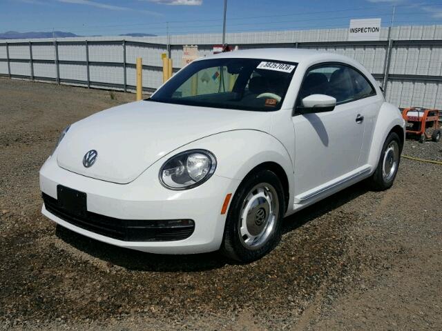 3VWF17AT9GM635358 - 2016 VOLKSWAGEN BEETLE 1.8 WHITE photo 2