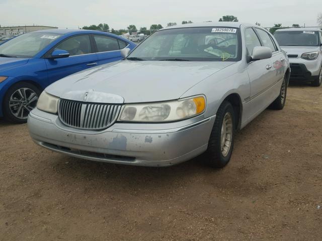 1LNFM81W9WY644764 - 1998 LINCOLN TOWN CAR E SILVER photo 2