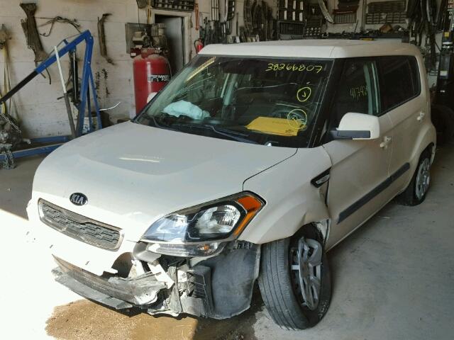 KNDJT2A53D7770207 - 2013 KIA SOUL CREAM photo 2