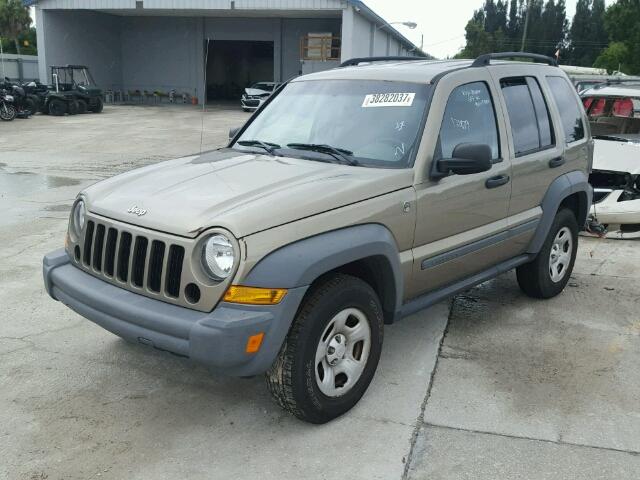 1J4GL48K15W589125 - 2005 JEEP LIBERTY SP GOLD photo 2