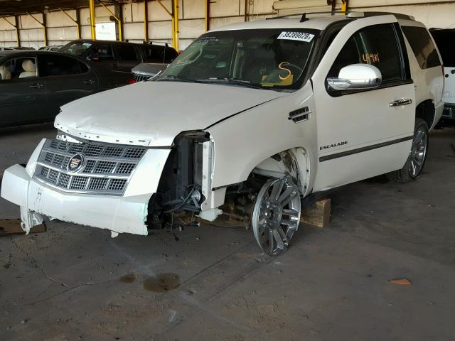 1GYS4DEF4DR175140 - 2013 CADILLAC ESCALADE P WHITE photo 2