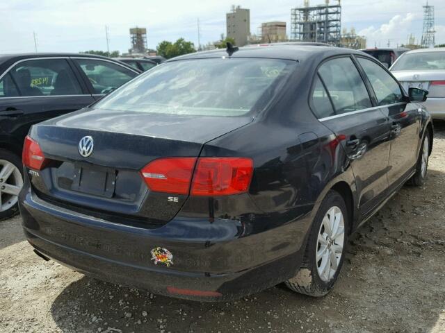 3VWD17AJXEM390573 - 2014 VOLKSWAGEN JETTA SE BLACK photo 4