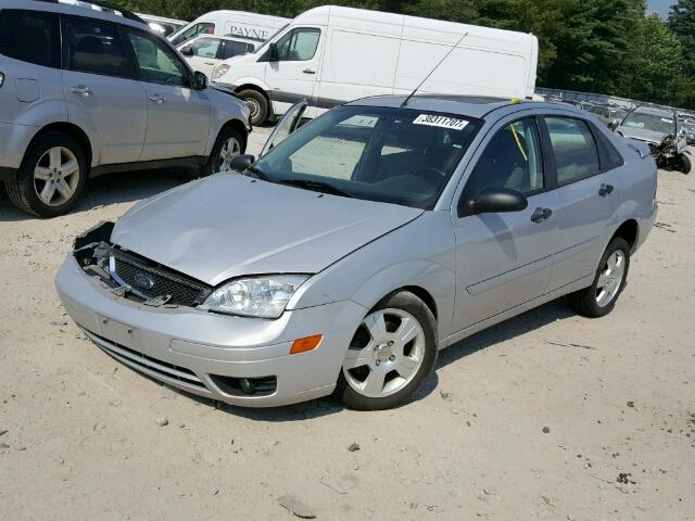 1FAHP34N17W213073 - 2007 FORD FOCUS ZX4 SILVER photo 2