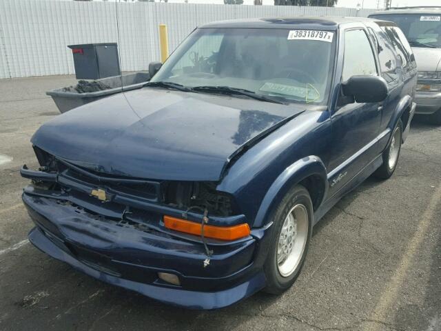 1GNCS18W82K144044 - 2002 CHEVROLET BLAZER BLUE photo 2