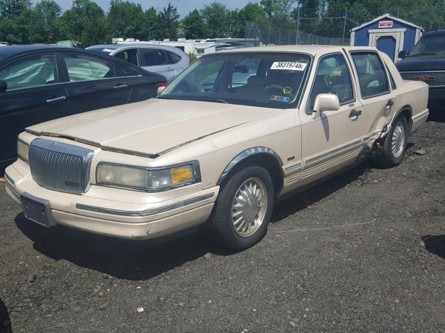 1LNLM83W7SY674260 - 1995 LINCOLN TOWN CAR C CREAM photo 2