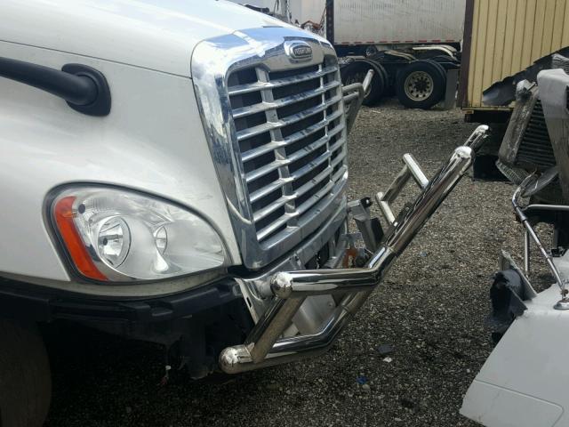 3AKJGLD56GSGJ2574 - 2016 FREIGHTLINER CASCADIA 1 WHITE photo 9