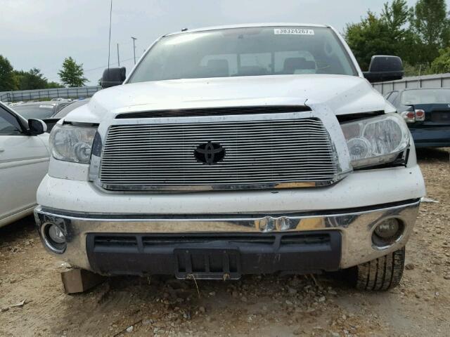 5TFRM5F16DX057227 - 2013 TOYOTA TUNDRA DOU WHITE photo 9