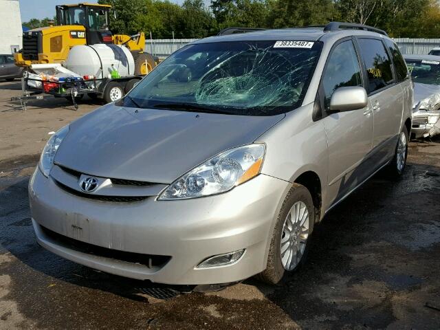 5TDYK4CC9AS316392 - 2010 TOYOTA SIENNA XLE SILVER photo 2