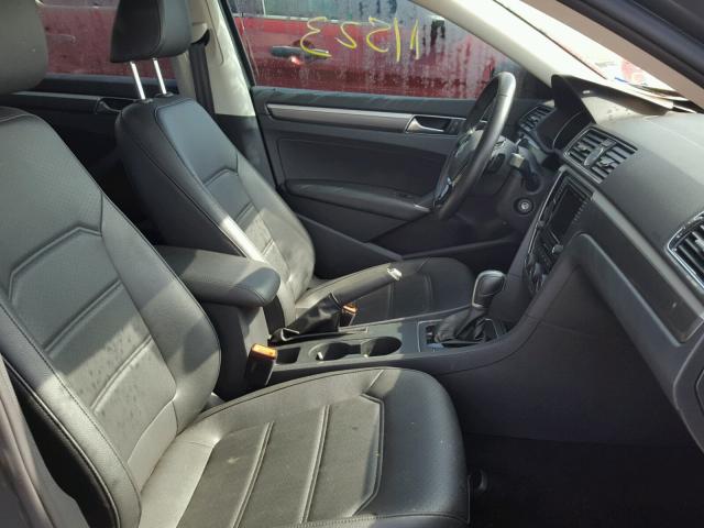 1VWDT7A34HC066715 - 2017 VOLKSWAGEN PASSAT R-L GRAY photo 5