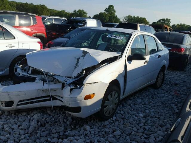 1FAFP34N75W316549 - 2005 FORD FOCUS ZX4 WHITE photo 2