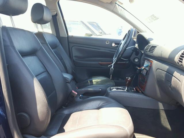 WVWTH63B04P252897 - 2004 VOLKSWAGEN PASSAT GLX BLUE photo 5