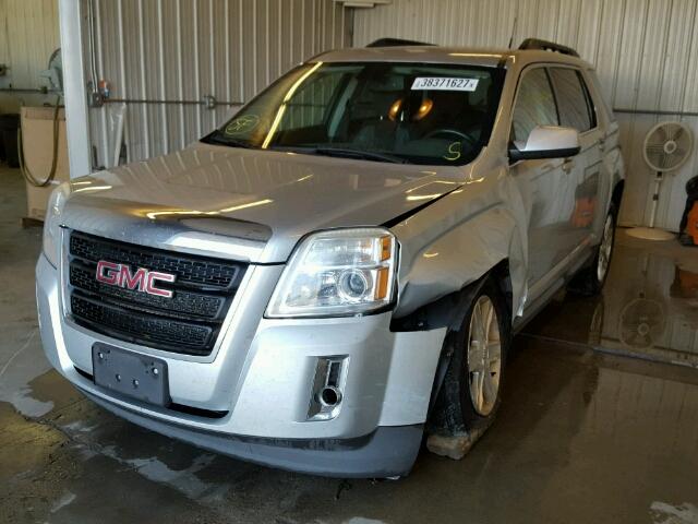 2CTFLTE53B6411530 - 2011 GMC TERRAIN SL SILVER photo 2