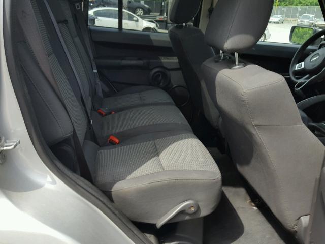 1J8HG48K38C100883 - 2008 JEEP COMMANDER SILVER photo 6
