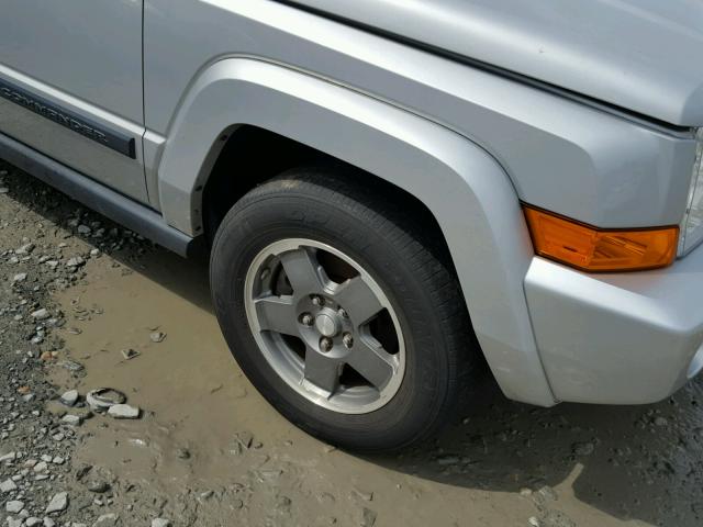 1J8HG48K38C100883 - 2008 JEEP COMMANDER SILVER photo 9