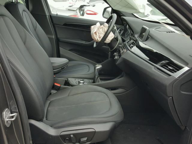 WBXHT3C3XH5F69704 - 2017 BMW X1 XDRIVE2 Grau Foto 5
