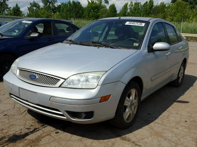 1FAFP38Z17W163263 - 2007 FORD FOCUS ST SILVER photo 2