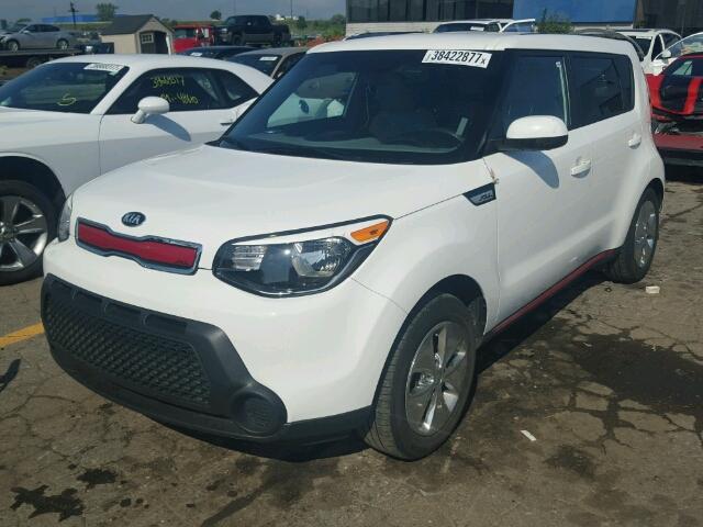 KNDJN2A28F7231861 - 2015 KIA SOUL WHITE photo 2