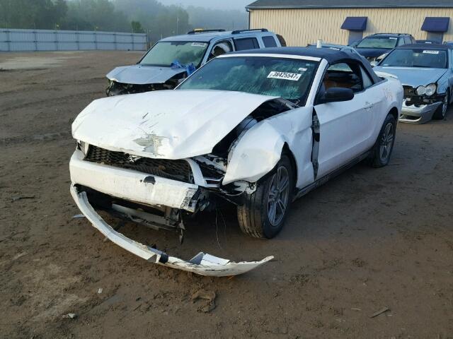 1ZVBP8EM2B5120061 - 2011 FORD MUSTANG WHITE photo 2