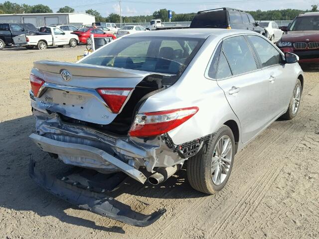 4T1BF1FKXGU117010 - 2016 TOYOTA CAMRY LE ვერცხლისფერი ფოტო 4