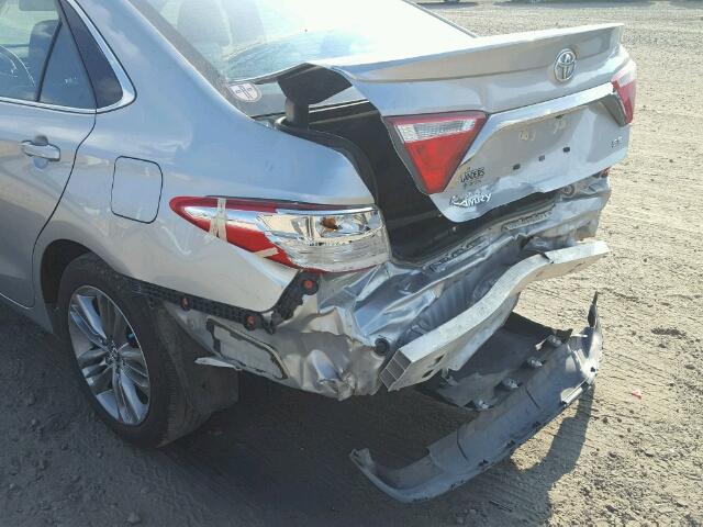 4T1BF1FKXGU117010 - 2016 TOYOTA CAMRY LE ვერცხლისფერი ფოტო 9