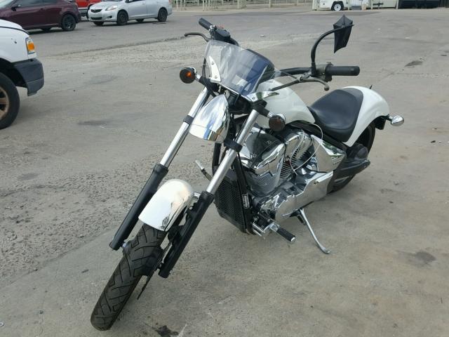 JH2SC6141BK000950 - 2011 HONDA VT1300 CX WHITE photo 2