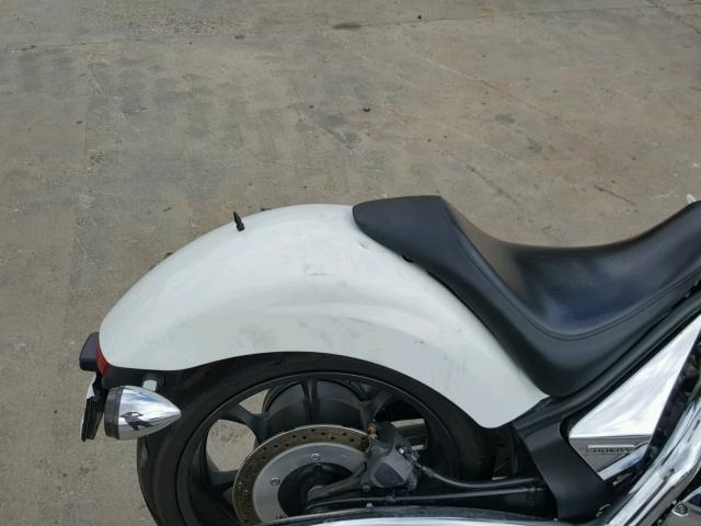 JH2SC6141BK000950 - 2011 HONDA VT1300 CX WHITE photo 6