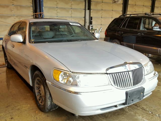 1LNHM82W5YY887501 - 2000 LINCOLN TOWN CAR S SILVER photo 1