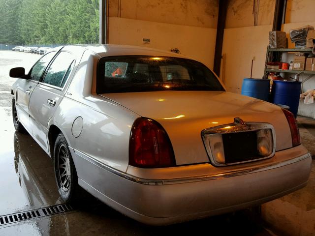 1LNHM82W5YY887501 - 2000 LINCOLN TOWN CAR S SILVER photo 3