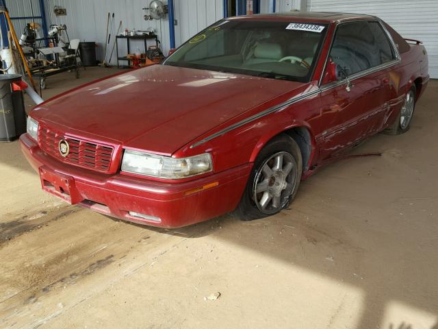 1G6ET1291YB700420 - 2000 CADILLAC ELDORADO T RED photo 2