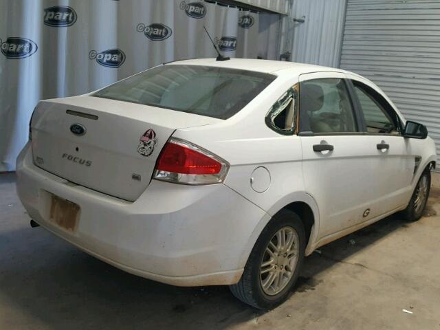 1FAHP35N08W202811 - 2008 FORD FOCUS SE WHITE photo 4