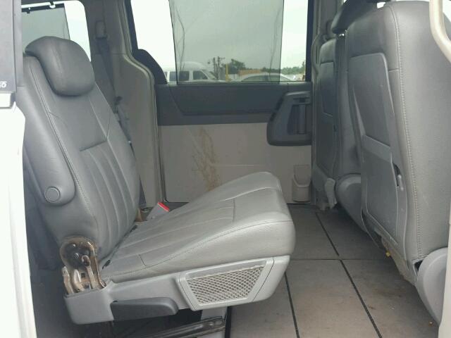 2A8HR54P48R821299 - 2008 CHRYSLER TOWN & COU SILVER photo 6