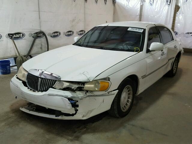 1LNHM81W41Y688706 - 2001 LINCOLN TOWN CAR WHITE photo 2