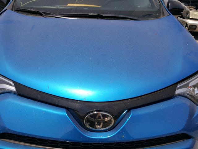 JTMNFREV0JJ150909 - 2018 TOYOTA RAV4 SE BLUE photo 7