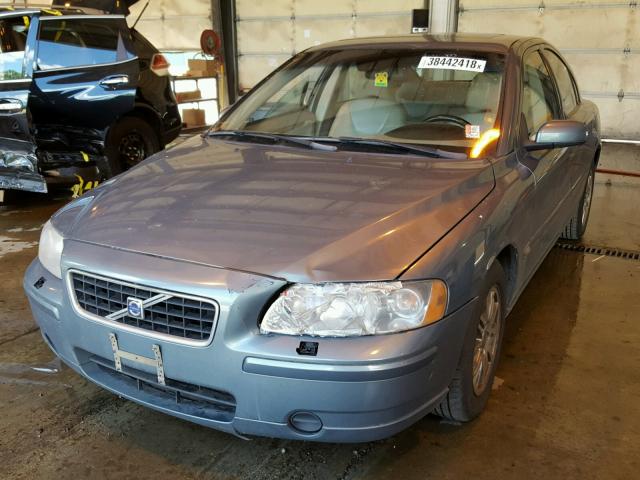 YV1RS612452479906 - 2005 VOLVO S60 GRAY photo 2