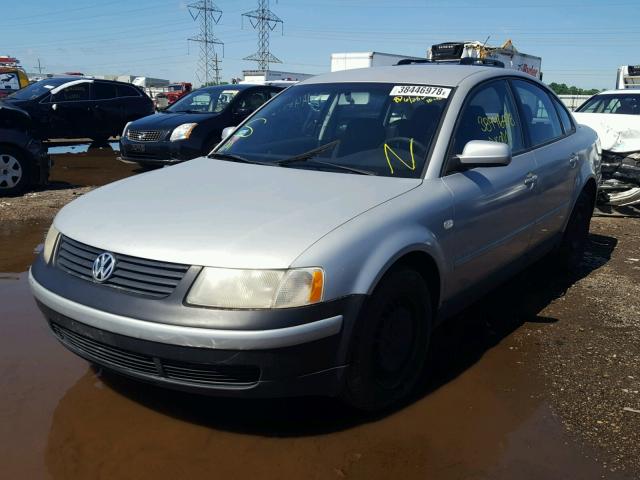 WVWAC63B51P012729 - 2001 VOLKSWAGEN PASSAT GLS SILVER photo 2