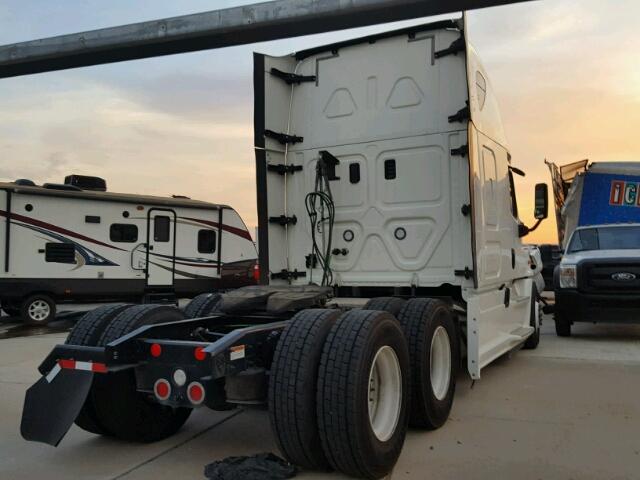 3AKJGLDR1HDHY6688 - 2017 FREIGHTLINER CASCADIA 1 WHITE photo 4