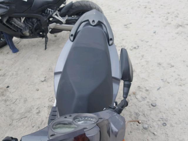 RFVM2C804E1000673 - 2014 GENUINE SCOOTER CO. BLUR SS220 GRAY photo 6