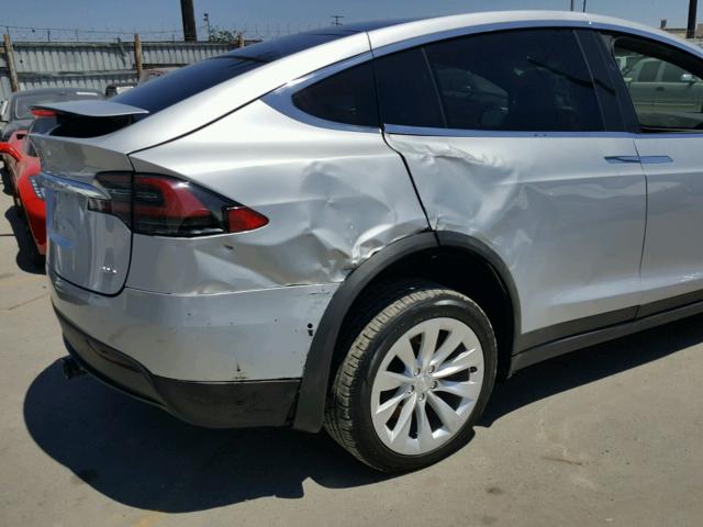 5YJXCBE24HF041403 - 2017 TESLA MODEL X SILVER photo 9